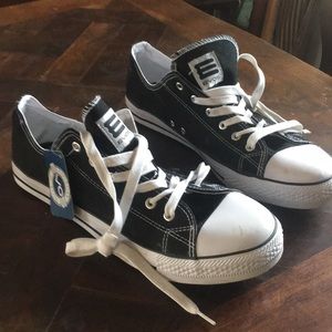 Brand new with tags! Men's Evos sneakers